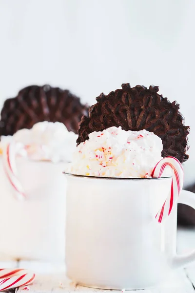 Dos Tazas Cacao Caliente Con Crema Batida Bastones Caramelo Triturados —  Fotos de Stock