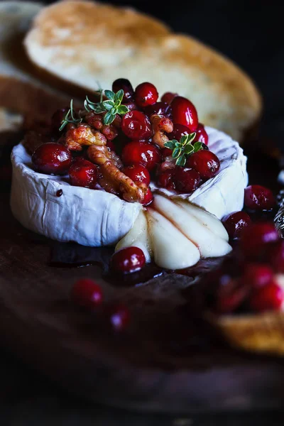 Pečený Sýr Camembert Brie Brusinkami Medem Balzamikovým Octem Ořechovou Příchutí — Stock fotografie