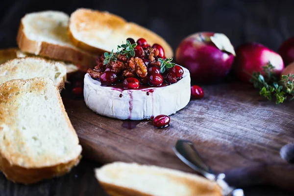 Pečený Sýr Camembert Brie Brusinkami Medem Balzamikovým Octem Ořechovou Příchutí — Stock fotografie