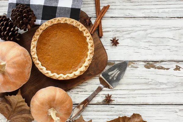 Hele Vers Gebakken Pompoentaart Met Ingrediënten Een Witte Houten Tafel — Stockfoto