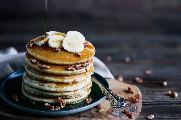 Sirop Érable Versé Sur Des Crêpes Servies Avec Des Bananes — Photo