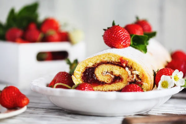 Torta Casera Fresa Roulade Con Relleno Mermelada Bayas Azúcar Polvo — Foto de Stock