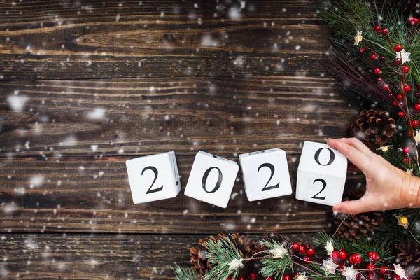 Mano Mujer Volteando Bloques Calendario Madera Año Nuevo 2021 2022 — Foto de Stock