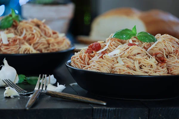 Selective Focus Two Plates Vegetarian Spaghetti Pasta Fresh Basil Leaves — Stock Photo, Image