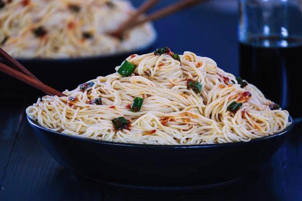 Selective Focus Two Bowls Vegetarian Asian Chinese Noodles Black Rustic — Stock Photo, Image