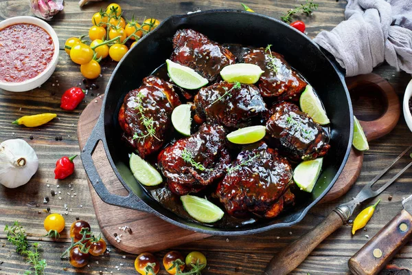 Top View Spicy Chili Chicken Thigh Meat Cast Iron Pan — Stockfoto