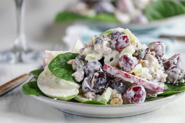 Homemade Apple Walnut Spinach Waldorf Salad Creamy Dressing Healthy Vegetarian — Fotografia de Stock