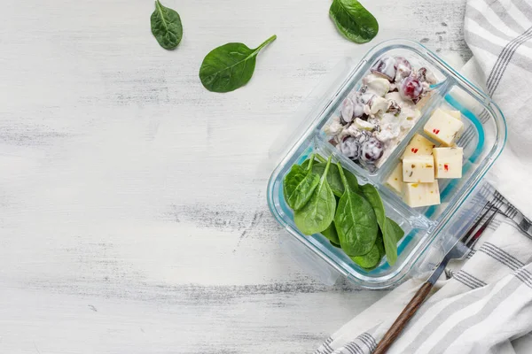 Packed Lunch Apple Walnut Spinach Waldorf Salad Cubed Cheese Glass — стоковое фото