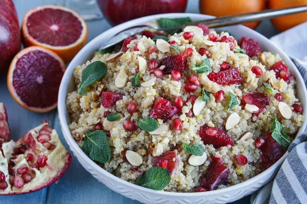 Healthy Lunch Dinner Vegan Vegetarian Moroccan Quinoa Salad Mint Pomegranate — стоковое фото