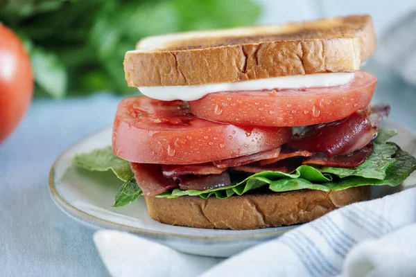 Bacon Caseiro Alface Sanduíche Tomate Sobre Uma Mesa Rústica Branca — Fotografia de Stock