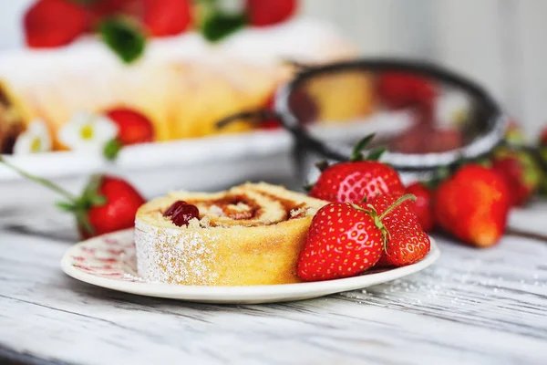 Torta Casera Fresa Roulade Con Relleno Mermelada Bayas Azúcar Polvo — Foto de Stock