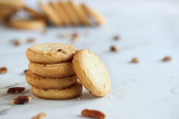 Montón Galletas Nueces Enfoque Selectivo Con Primer Plano Borroso Fondo —  Fotos de Stock