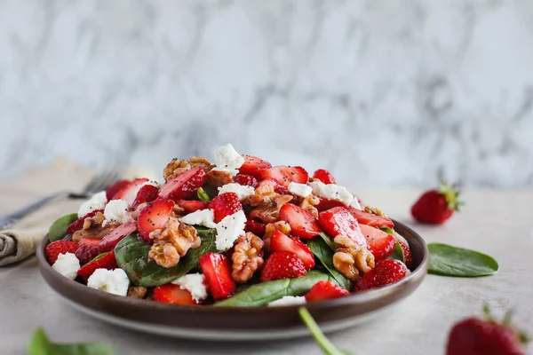 Teller Mit Hausgemachtem Frischem Salat Aus Babyspinatblättern Geschnittenen Erdbeeren Walnüssen — Stockfoto