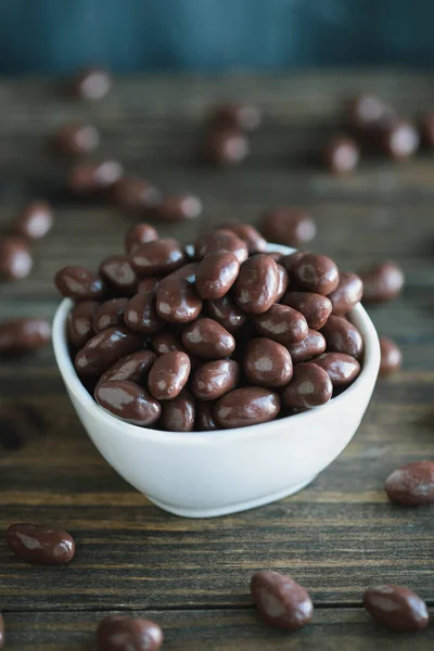 Schüssel Mit Schokolade Bedeckte Rosinen Oder Nüsse Über Einem Rustikalen — Stockfoto
