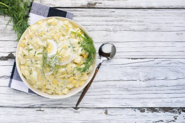 Yumurta salatalı sandviçin üst görüntüsü. Kaynamış yumurtalar ve ahşap bir arka planda dereotlu. Genel Görünüm.