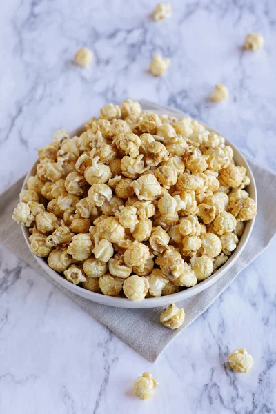 Egy Feles Karamellás Popcorn Fölött Népszerű Étel Mozis Rágcsálnivalóknak Szelektív — Stock Fotó