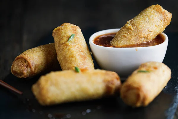 Rollos Huevo Salsa Agridulce Sobre Una Mesa Rústica Oscura Decorado —  Fotos de Stock