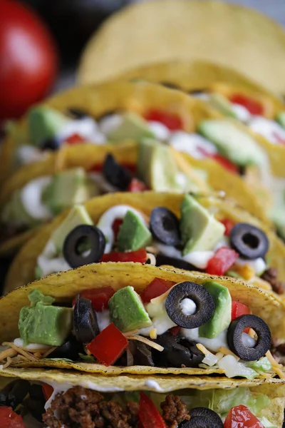 Taco Gemaakt Van Maïs Tortilla Gemalen Rundvlees Versnipperde Cheddar Kaas — Stockfoto
