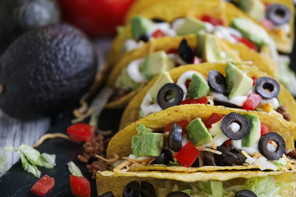 Tacos Feitos Tortilhas Milho Carne Moída Queijo Cheddar Desfiado Azeitonas — Fotografia de Stock