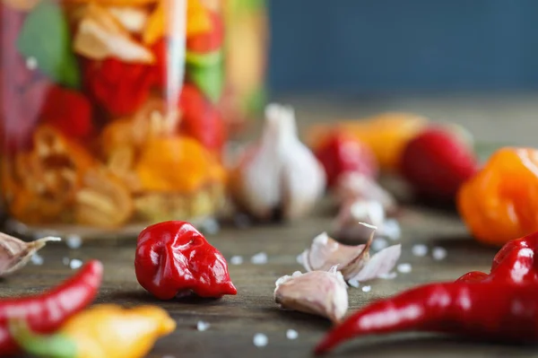 Peperoncino Abanero Con Varietà Altri Peperoni Piccanti Spicchi Aglio Davanti — Foto Stock