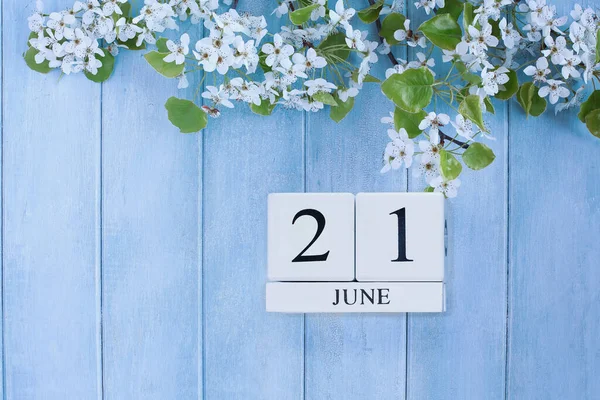 Sommersonnenwende Schöne Weiße Baumblüten Vor Friedlichem Blau Rustikalem Holzhintergrund Kalenderblätter — Stockfoto