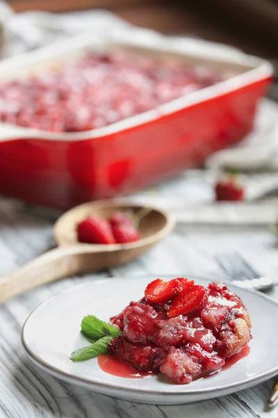 Sweet Homemade Strawberry Cobbler Sonker Baked Red Ceramic Pan Rustic — Stock Photo, Image