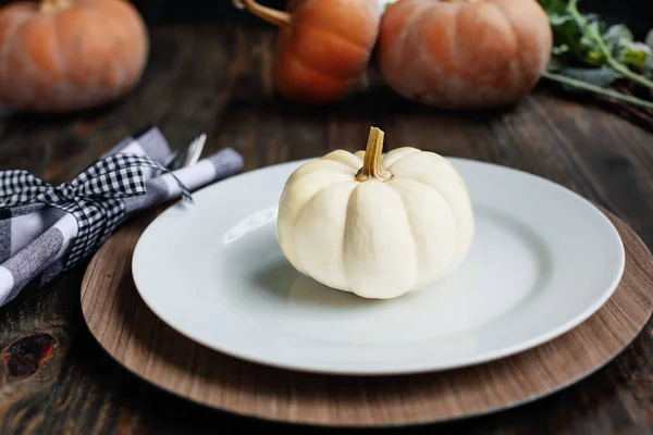 Semesterplats Med Tallrik Servett Och Bestick Ett Thanksgiving Day Dekorerat — Stockfoto