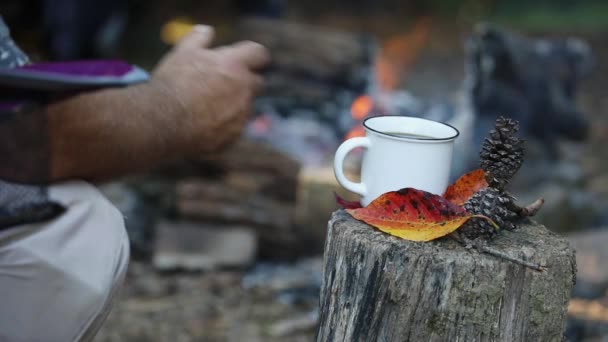 Facet Sięgający Gorącą Kawę Przy Ognisku Skup Się Kubka Ogniska — Wideo stockowe