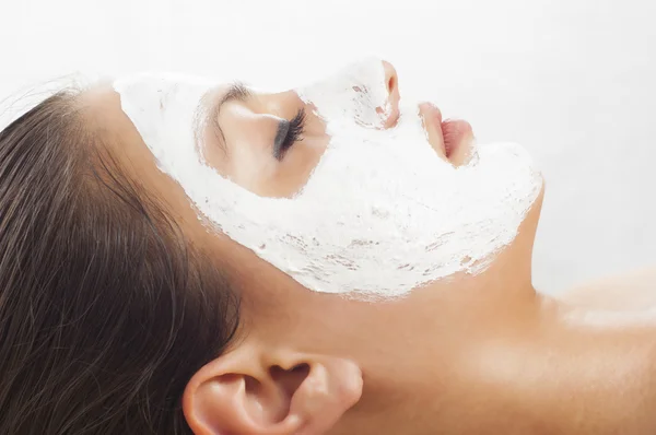 Crème anti-âge sur le visage de la belle jeune femme — Photo