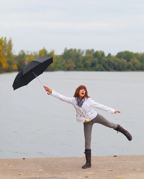 Linda adolescente con paraguas disfrutando de nublado día de otoño —  Fotos de Stock