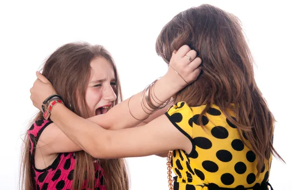 Zwei Teenager-Mädchen, die sich gegenseitig die Haare ausreißen, isoliert auf weiß — Stockfoto