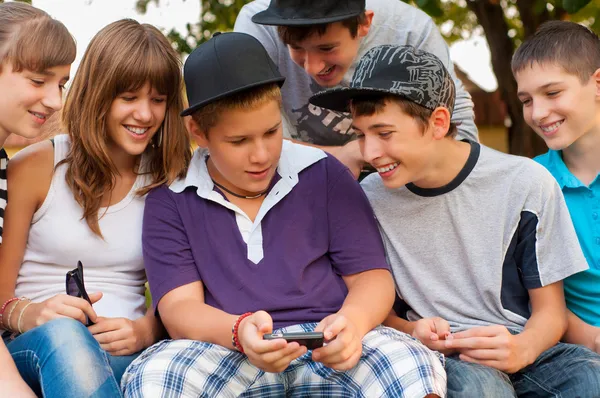 Jungen und Mädchen im Teenageralter amüsieren sich an einem schönen Frühlingstag im Freien — Stockfoto