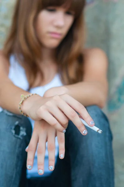 Adolescente chica sosteniendo cigarrillo — Foto de Stock