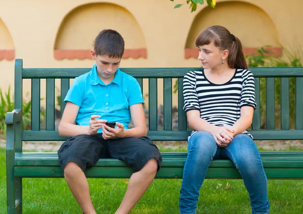 Teenager-Mädchen blickt mit Liebe auf gleichgültigen Teenager-Jungen — Stockfoto