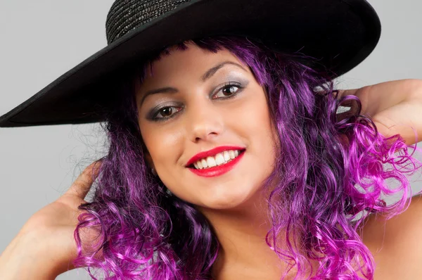 Портрет красивой сексуальной девушки с фиолетовыми волосами — стоковое фото