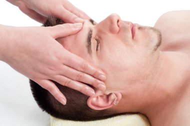 yakışıklı delikanlı masaj masası üzerinde yüz masajı keyfi
