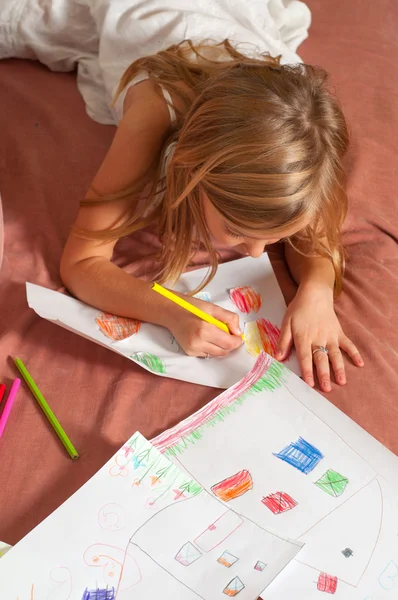 Sevimli sarışın küçük kız kağıt üzerine çizim — Stok fotoğraf
