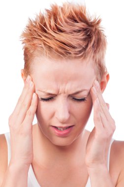 Başı ağrıyan genç bir kadın beyaz tenli..