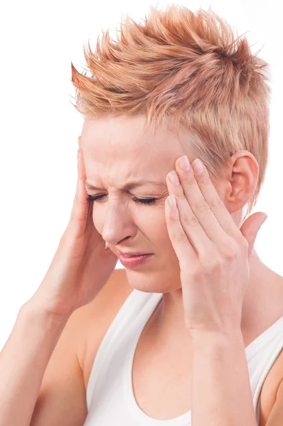 Mujer joven con dolor de cabeza aislado en blanco. —  Fotos de Stock