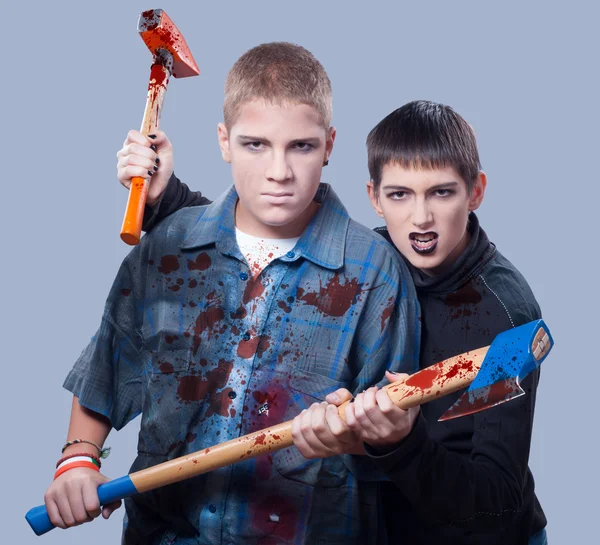 Убийцы-подростки на Хэллоуин изолированы от серых — стоковое фото