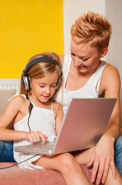 Moeder en dochter plezier met laptop — Stockfoto