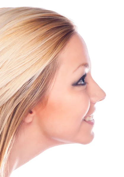 Perfil de la hermosa chica sonriente con el pelo largo y rubio mirando hacia arriba aislado en blanco — Foto de Stock