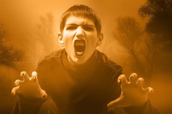 Vampiro adolescente na floresta enevoada se preparando para atacar em tons de sépia . — Fotografia de Stock