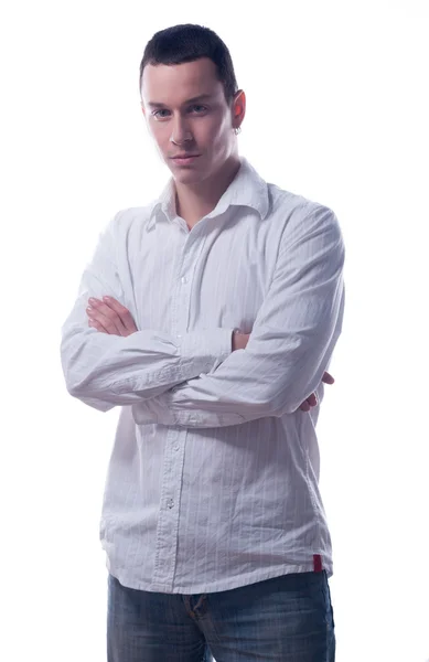 Joven guapo con brazos cruzados aislados en blanco — Foto de Stock