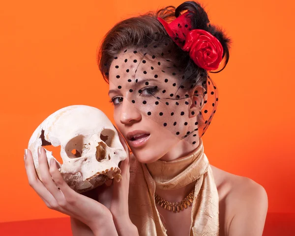 Красивая элегантная леди держит человеческий череп — стоковое фото