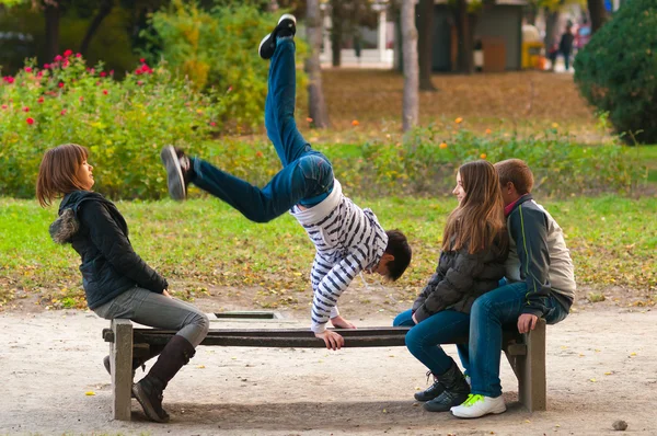 Teenagers having fun in the park on beautiful autumn day — Stock Photo, Image