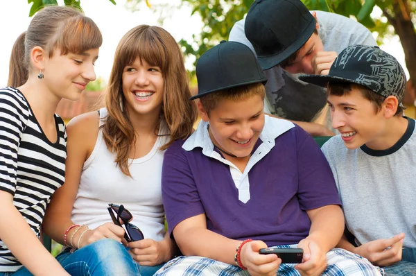 Les garçons et les filles adolescentes s'amusent en plein air le beau jour du printemps — Photo