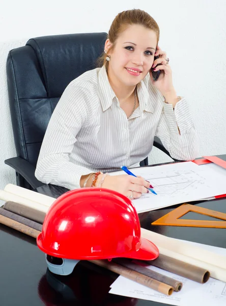 Joven arquitecta que trabaja en el proyecto en su oficina . —  Fotos de Stock