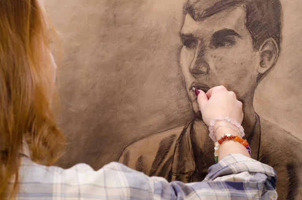 Jovem artista feminina desenho homem retrato em seu estúdio de arte . — Fotografia de Stock