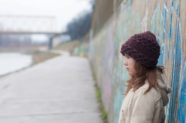 Lonely teenage girl in urban environment — Stock Photo, Image